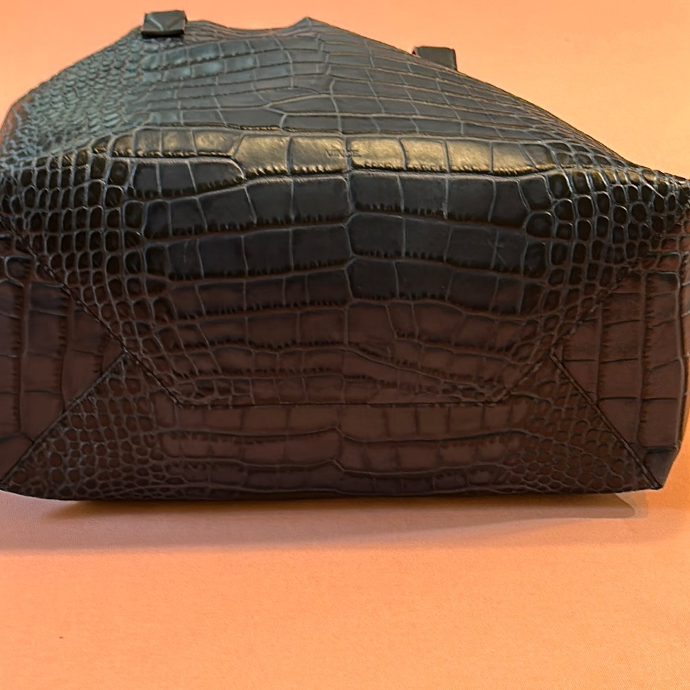 New VINCE Elegant Black Crocodile-Embossed Tote Bag - Picture 3 of 11
